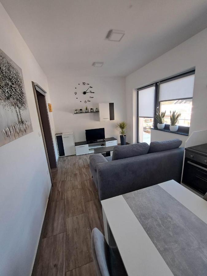 Apartmaji Tisa In Zana Apartment Rovte